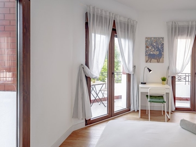 Alquiler de habitaciones en piso de 6 dormitorios en Numancia, Madrid