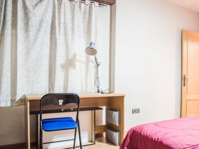 Amplia habitación en alquiler en un apartamento de 4 dormitorios en Algirós
