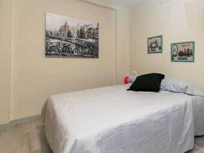 Amplia habitación en un apartamento de 4 dormitorios en La Chana, Granada