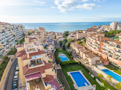 Ático de 2 dormitorios con vistas al mar