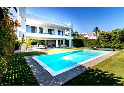 ELEGANTE VILLA EN PUERTO BANÚS