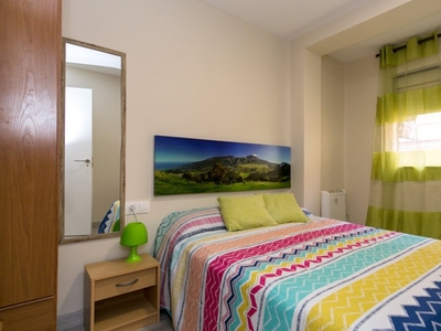 Habitación amueblada en un apartamento de 4 dormitorios en La Chana, Granada