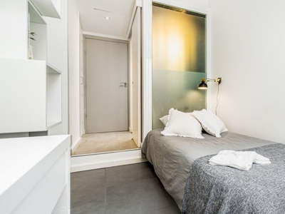 ¡Habitaciones en alquiler en un apartamento de 5 habitaciones en Barcelona!