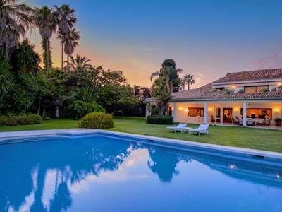Mejor oportunidad de compra en Guadalmina Baja: magnifica casa señorial con 5.600 m2 de parcela y pista de tenis privada