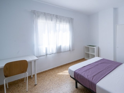 Se alquila habitación en apartamento de 4 dormitorios en Malilla, Valencia