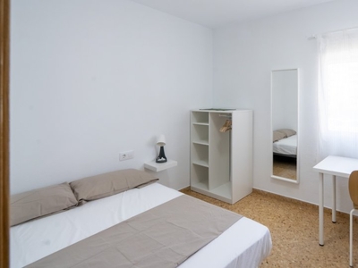 Se alquila habitación en apartamento de 4 dormitorios en Malilla, Valencia
