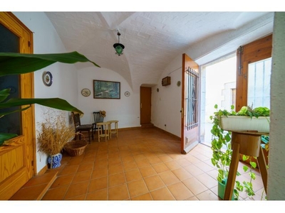 Se vende casa adosada en el pueblo de Garriguella.