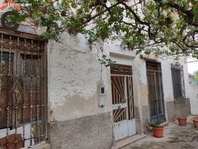 Se vende casa con terreno en la huerta de Puebla de Soto.