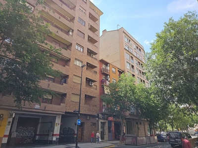Alquiler de piso en calle Las Cortes de 1 habitación con terraza y calefacción