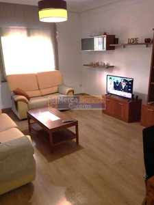 Alquiler de piso en Nuevo Cáceres de 3 habitaciones con terraza y muebles