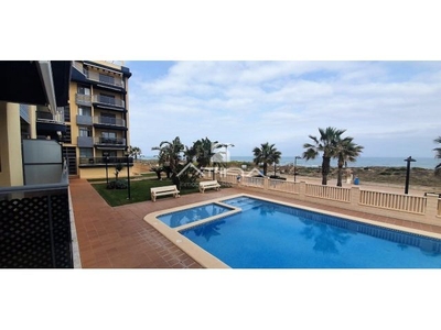 Apartamento con vistas abiertas al mar situado en 1ª línea de la playa de Guardamar
