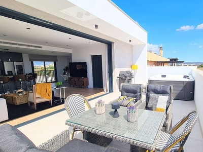 Ático en venta en El Coll d'en Rabassa de 3 habitaciones con terraza y piscina
