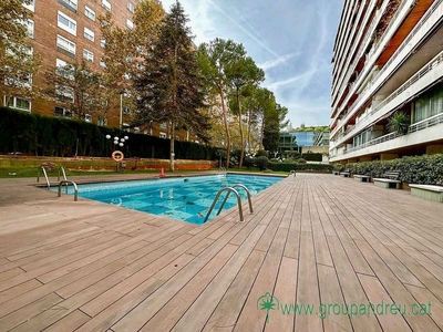 Ático en venta en Pedralbes de 4 habitaciones con terraza y piscina