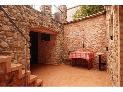 Casa de Pueblo en Venta en Salto, Girona