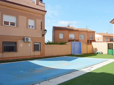 Dúplex en venta en Viso de San Juan (El) de 4 habitaciones con terraza y piscina