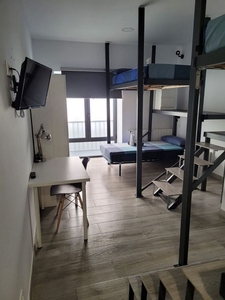 Piso en alquiler en calle Tarragona de 4 habitaciones con muebles y aire acondicionado