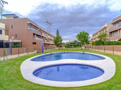 Piso en venta en calle Mata Parda de 3 habitaciones con terraza y piscina