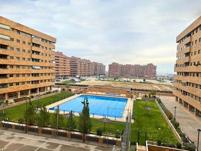 Piso en venta en El Quiñón de 4 habitaciones con terraza y piscina