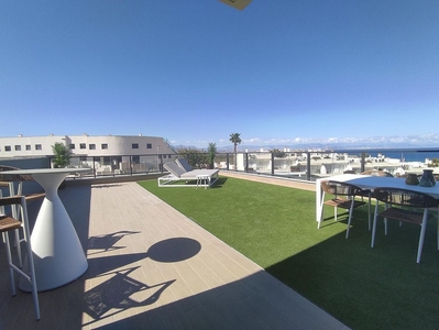 Piso en venta en Gran Alacant de 3 habitaciones con terraza y piscina