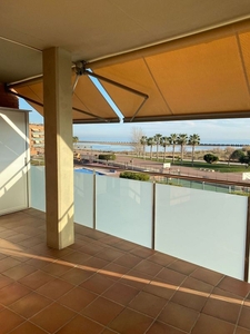Piso en venta en Pla de Sant Pere-Les Salines de 4 habitaciones con terraza y piscina