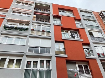 Piso en venta en San Pablo y Santa Marina de 3 habitaciones con terraza y calefacción