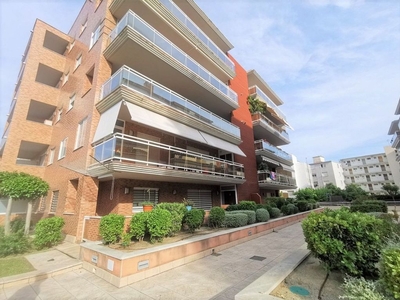 Venta de piso en calle De Pere Martell de 3 habitaciones con terraza y piscina