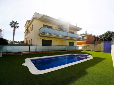 Venta de piso en calle Segovia de 2 habitaciones con terraza y piscina