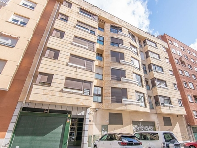 Venta de piso en Garrido Sur - Estación Sur de 3 habitaciones con garaje y balcón