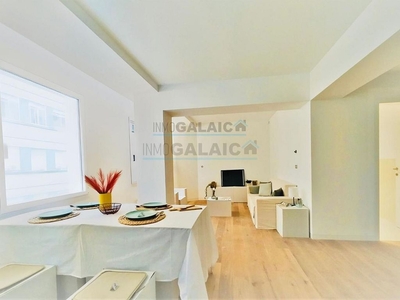 Venta de piso en Praza España - Casablanca de 2 habitaciones con terraza y calefacción