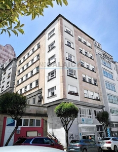 Venta de piso en Praza España - Casablanca de 2 habitaciones con terraza y calefacción