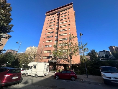 Venta de piso en Txurdinaga de 3 habitaciones con terraza y garaje