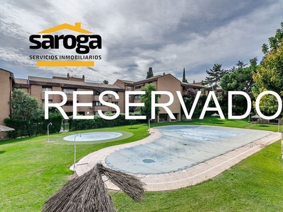 Venta de piso en Zona Carretera del Plantío de 3 habitaciones con terraza y piscina