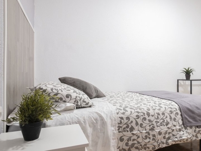 Acogedora habitación en piso de 9 habitaciones en Chueca, Madrid.