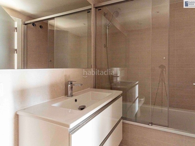 Alquiler apartamento en josefina aldecoa apartamento con 2 habitaciones con ascensor, parking, piscina, calefacción y jardín en Madrid