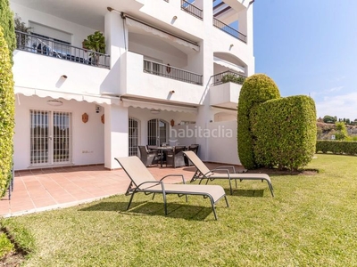 Alquiler apartamento se alquila maravilloso bajo de 3 dormitorios en urbanización los arqueros golf & country club en Benahavís