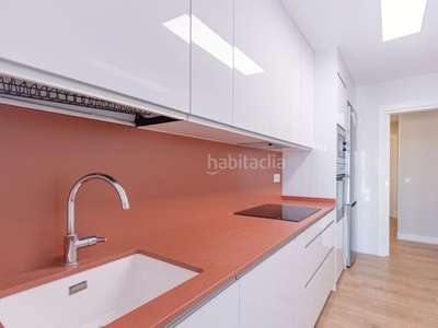 Alquiler piso reformado a estrenar, 65 m2 construidos, exterior con terraza, garaje incluido. precio: 1.650 €/mes en Madrid