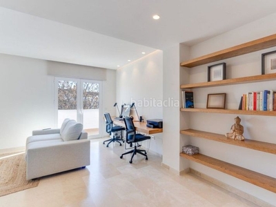 Apartamento con 4 habitaciones amueblado con ascensor, parking y aire acondicionado en Marbella