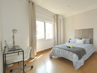 Bonita habitación en alquiler en apartamento de 5 dormitorios en Barcelona.