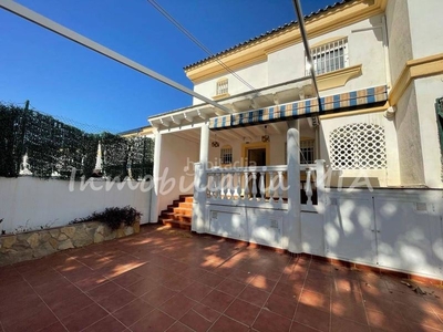 Casa magnifico adosado en venta. patio. terraza. piscina y zonas verdes comunitarias en Málaga