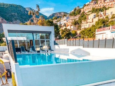Chalet con 8 habitaciones amueblado con parking, piscina, calefacción, aire acondicionado y vistas a la montaña en Sitges