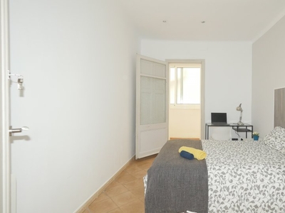 Elegante habitación en alquiler en un apartamento de 5 dormitorios en Barcelona.