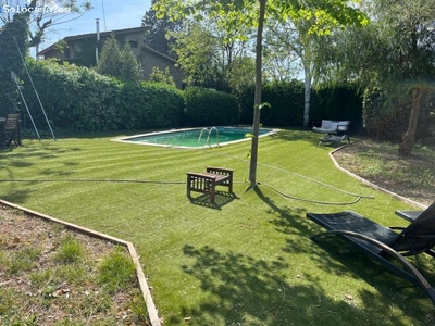 Exclusiva propiedad en Mirasol con jardín espectacular y piscina de ensueño