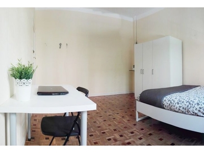 Habitación amueblada en un apartamento de 8 dormitorios en Moncloa, Madrid