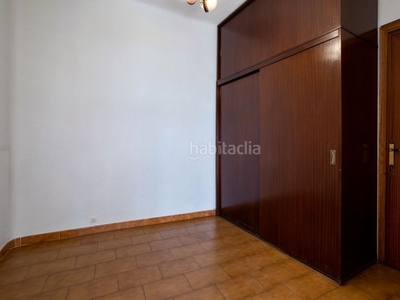Piso con 3 habitaciones amueblado con ascensor y aire acondicionado en Madrid