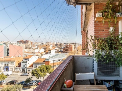 Piso de tres habitaciones en narcís monturiol en Sabadell