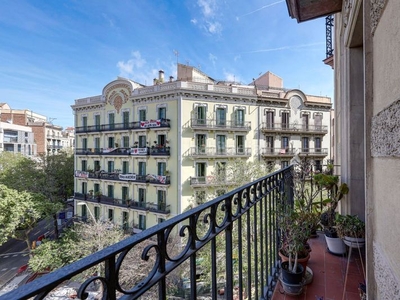 Piso venta con alquiler garantizado de encantador piso en calle consell de cent, en Barcelona