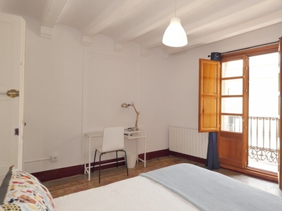 Se alquila habitación en apartamento de 5 dormitorios en Barri Gòtic