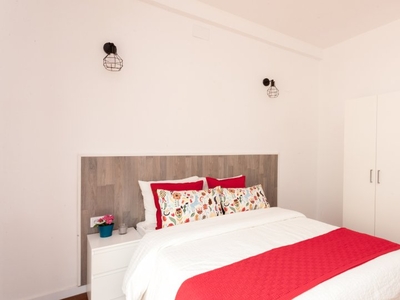 Se alquila habitación en apartamento de 5 dormitorios en Sarrià-Sant Gervasi.