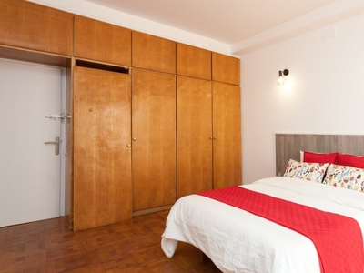 Se alquila habitación en apartamento de 5 dormitorios en Sarrià-Sant Gervasi.