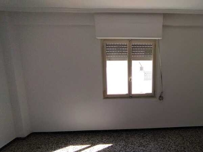 Vivienda de tres dormitorios por 60.000€ en Elche/Elx: amplio y cómodo piso en venta Venta Carrús Est Plaza Barcelona